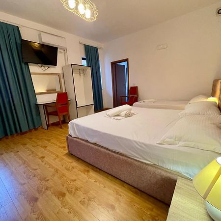 Hotel Globo Durres Bagian luar foto
