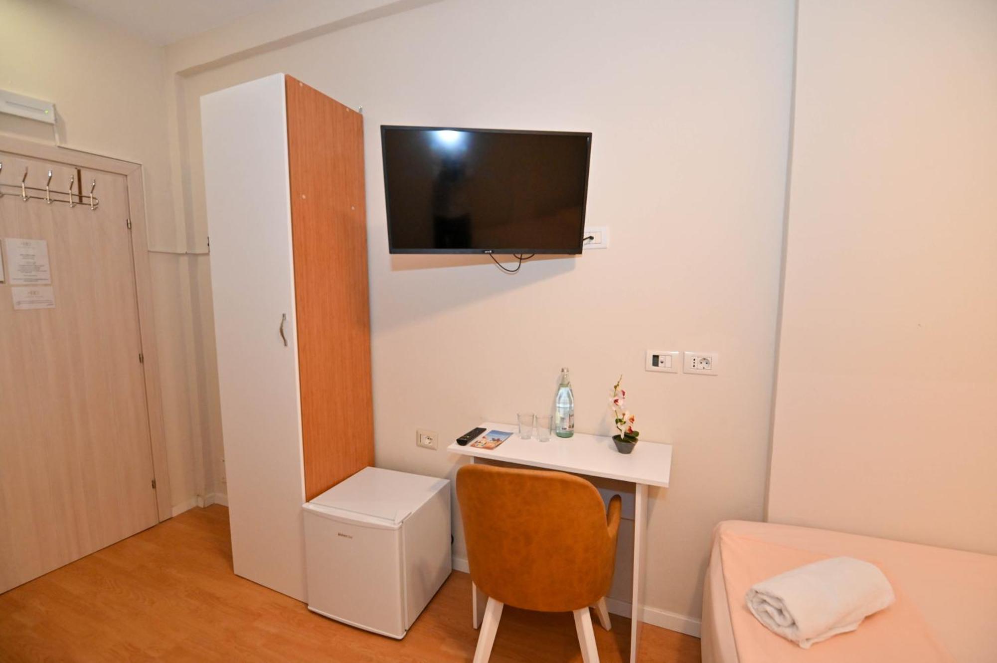 Hotel Globo Durres Bagian luar foto