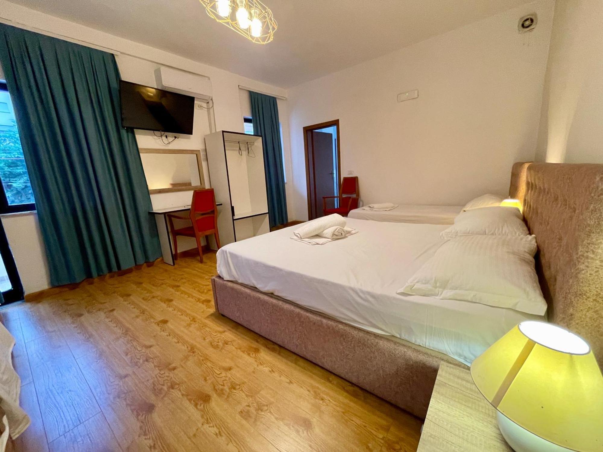 Hotel Globo Durres Bagian luar foto